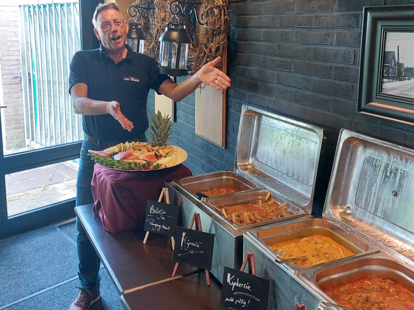 Chefkok Henk de Jong presenteert het eten