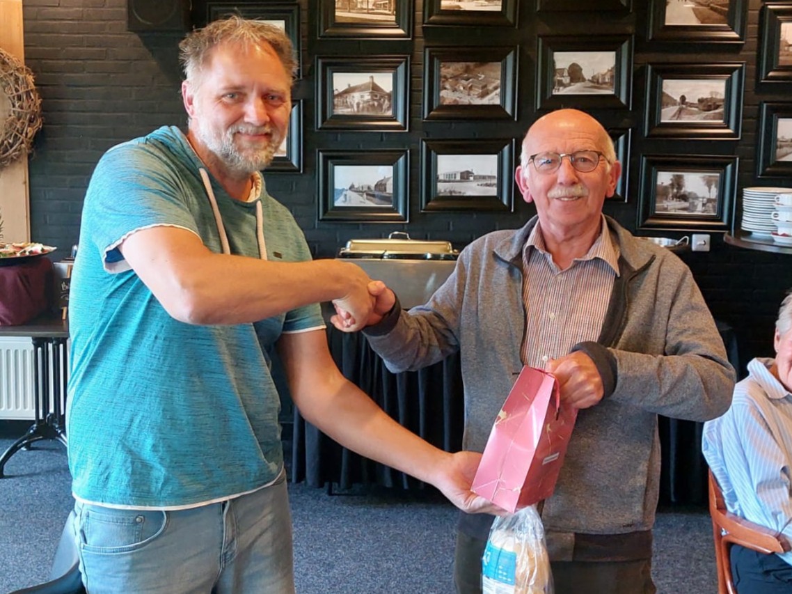 Arend Schuurman wordt bedankt voor vaakst aanwezig in de OC